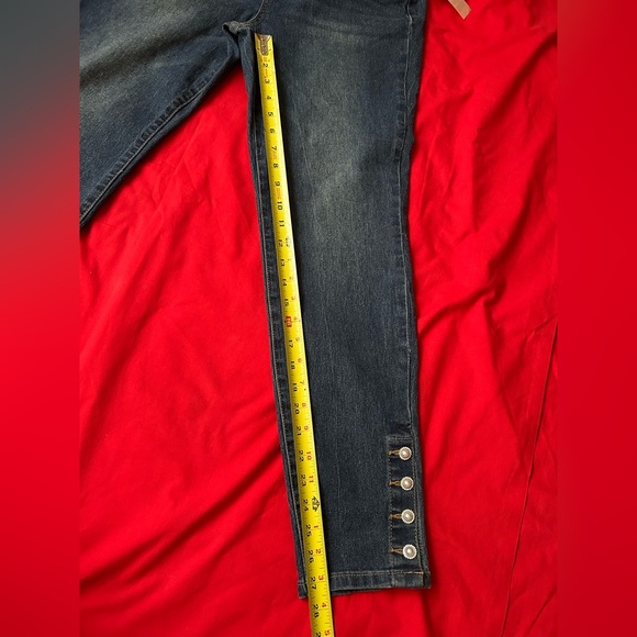 NWT—CeCe Women's Dark Blue Skinny Jeans with Button Accents - Picture 6 of 8
